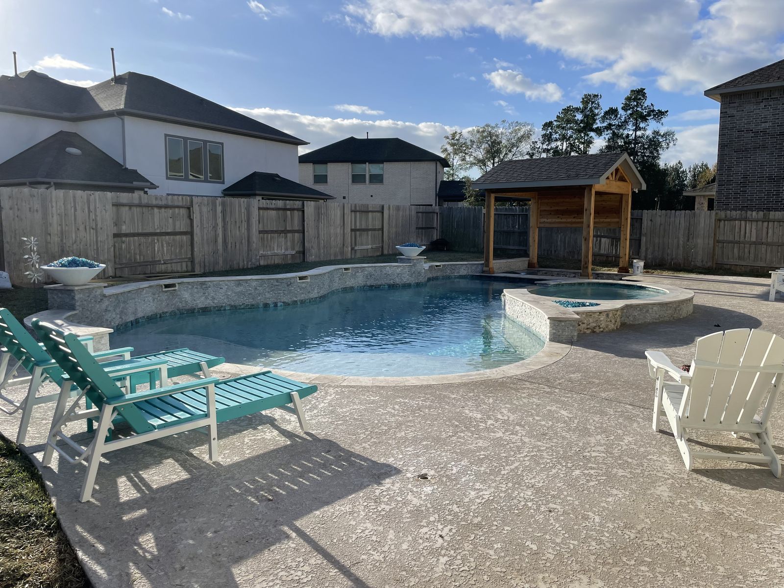 Freeform pool and raised spa built by Sunlife Pools